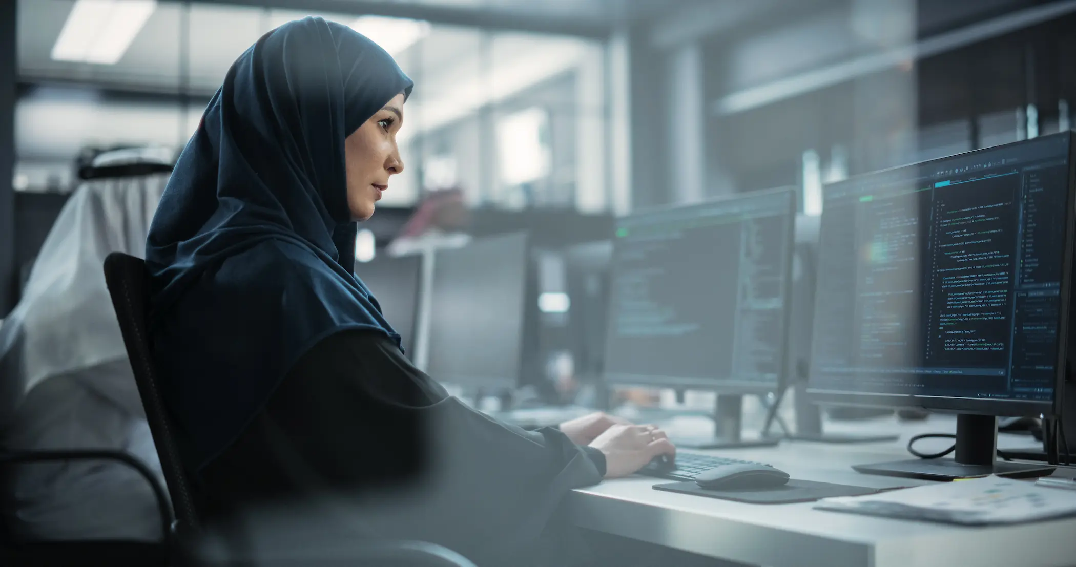 حقوق المرأة المهنية في الخليج: أهم الحقوق والضمانات في بيئة العمل